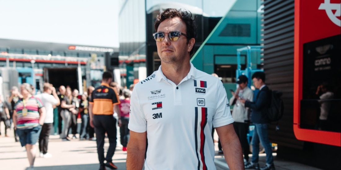 Checo Pérez en una carrera con Cadillac