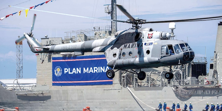 Maniobra de un helicóptero, ayer, durante uno de los ejercicios navales.