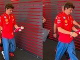 Le regalan a Charles Leclerc un peluche del Dr. Simi con los colores de Ferrari.
