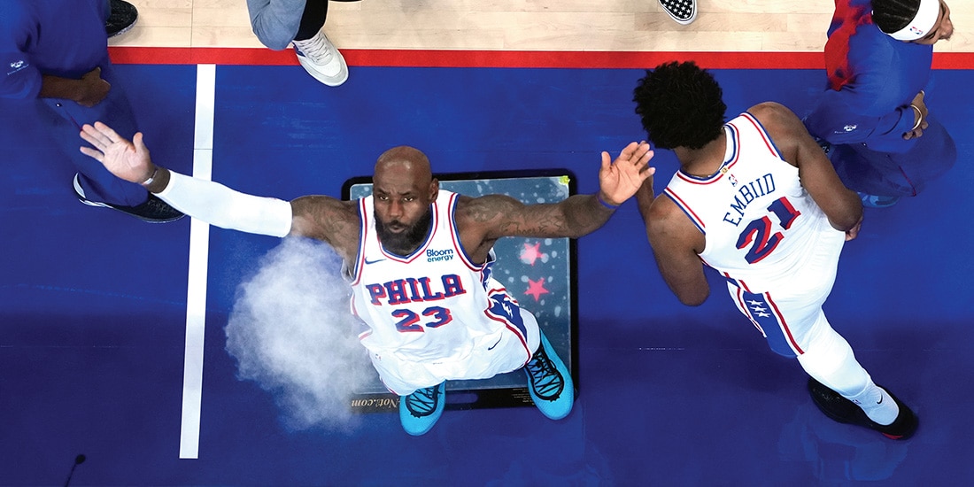 El rey lanza tiza por primera vez como integrante de los Sixers, el 16 de octubre.