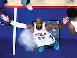 El rey lanza tiza por primera vez como integrante de los Sixers, el 16 de octubre.