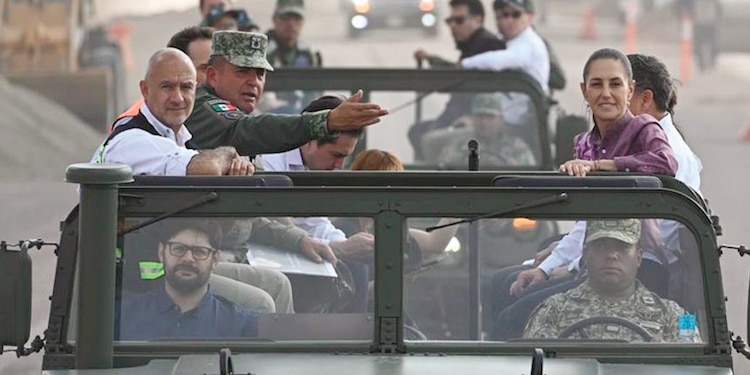 La presidenta Claudia Sheinbaum, en recorrido de supervisión de obras del Tren CDMX-Pachuca, ayer