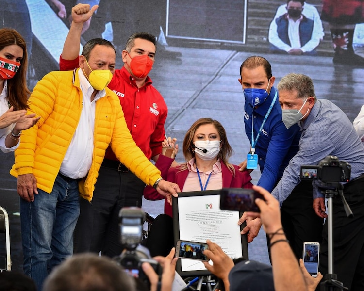 La coalición Va por Zacatecas, conformada PRI-PAN-PRD, tomó protesta a la senadora con licencia Claudia Anaya como candidata a la gubernatura del estado.