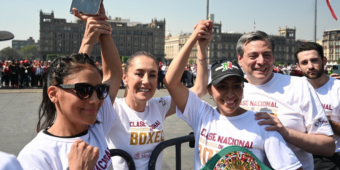 La jefa del Ejecutivo (centro), ayer, en la clase de box en el Zócalo.
