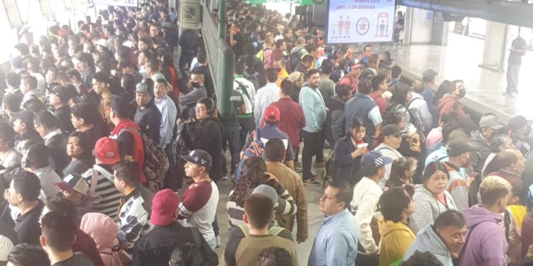 Metro CDMX inició la jornada con retrasos y aglomeraciones en rutas como la Línea 8, en foto.