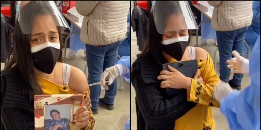 Joven acude a vacunarse cargando el cuadro de su mamá. Foto: Especial