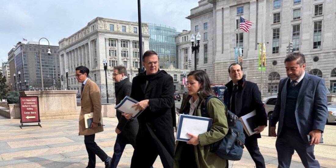 Marcelo Ebrard y su equipo, ayer en Washington, D.C., antes de su reunión.