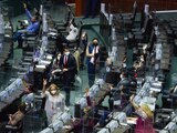 Legisladores durante la sesión semipresencial en San Lázaro, ayer.