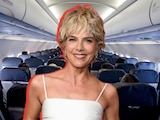 Detienen a Selma Blair; la acusan de tratar de abrir la puerta de un avión en pleno vuelo