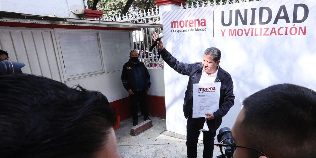 David Monreal entregó la documentación para el registro por la candidatura de Zacatecas con Morena.