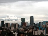 El Popocatépetl y el Iztaccihuatl, ayer, vistos desde la zona oriente de la Ciudad de México.