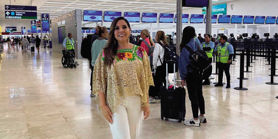 La Gobernadora de QRoo, Mara Lezama, en el aeropuerto de Cancún, ayer.