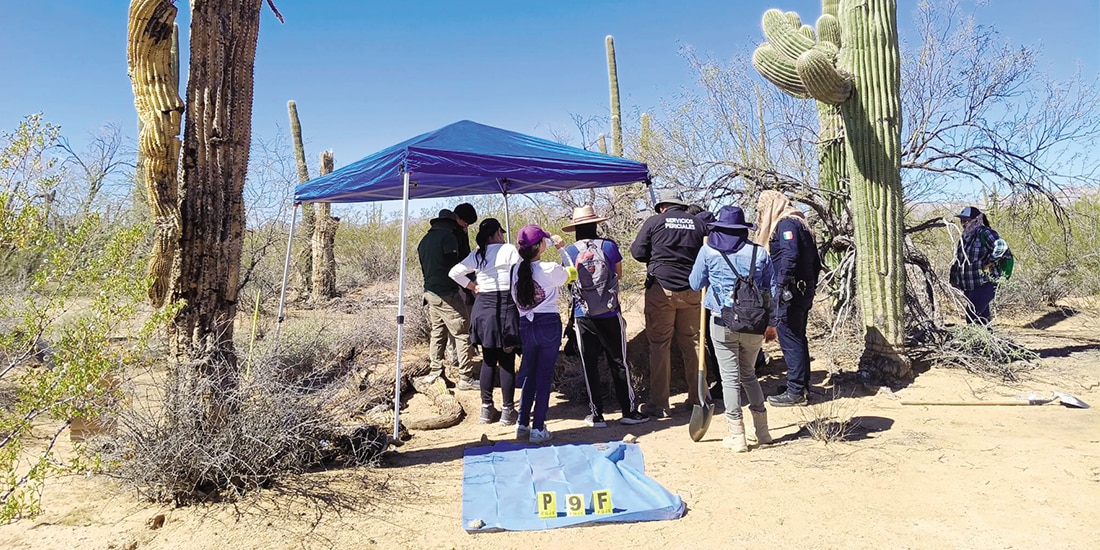 EL COLECTIVO Buscando a Jonás de Puerto Peñasco, durante sus tareas de rastreo de personas desaparecidas, en las que encontraron, entre el 11 y el 13 de marzo, restos óseos, prendas de vestir, lonas y hasta una argolla de matrimonio de oro.