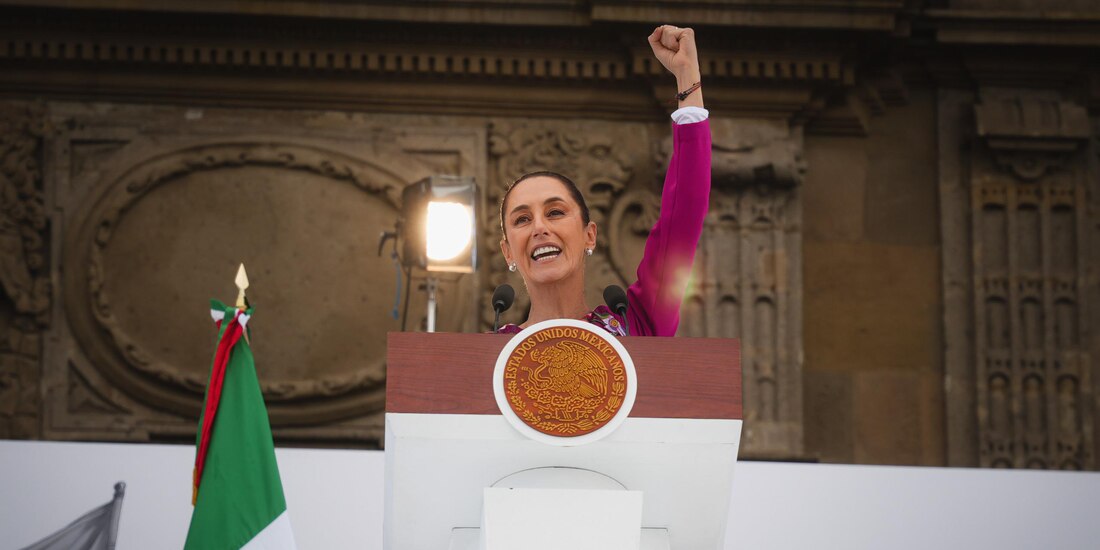 Presidenta Claudia Sheinbaum saluda a simpatizantes reunidos en el Zócalo.