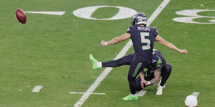 Marca. Jason Myers, pateador de los Halcones Marinos, anota uno de sus cinco goles de campo, con lo que impuso récord en el Super Bowl, anoche.
