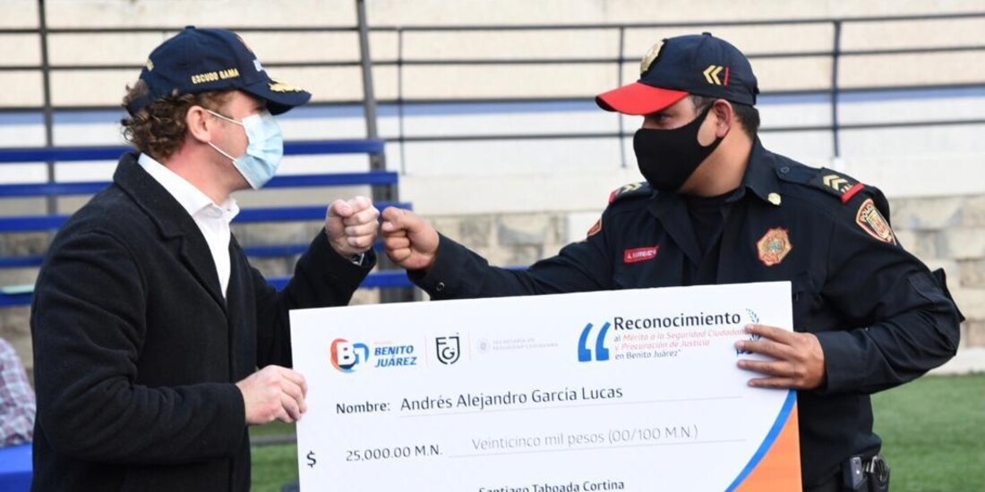 Alcalde de Benito Juárez entrega reconocimientos en Benito Juárez.