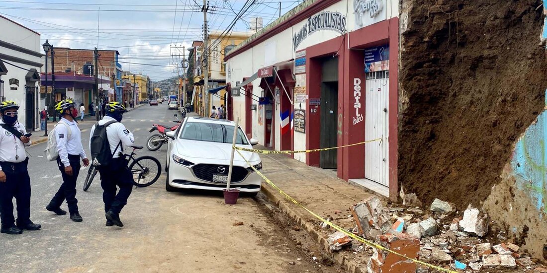 Autoridades atienden reportes de bardas afectadas por el sismo de esta mañana.