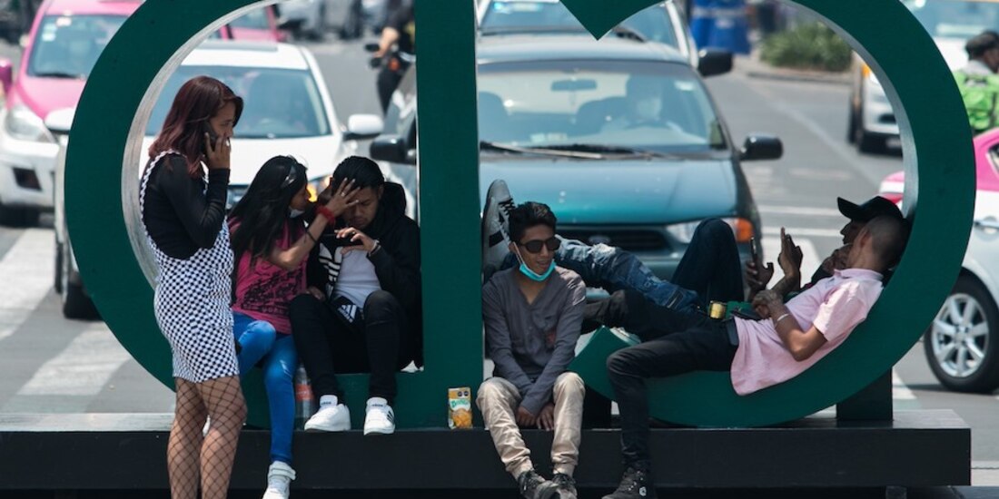 Jóvenes reposan sobre las letras de la marca CDMX, en el Centro Histórico capitalino, la tarde de ayer.