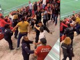 Aficionados de Pumas y Xolos pelean en el Estadio Caliente de Tijuana.