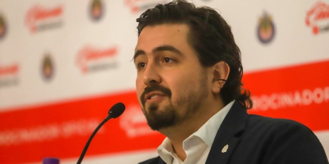 Amaury Vergara, presidente de Chivas, en una conferencia de prensa.