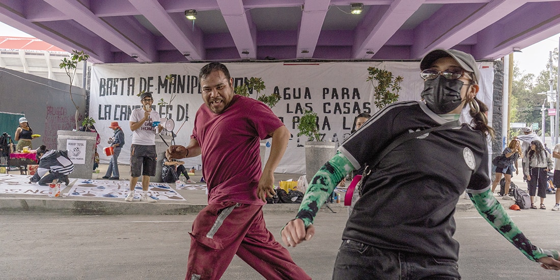 Dos personas participan en una de las retas de futbol Anti-FIFA, ayer, en Tlalpan.