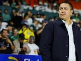 Efraín Juárez en un duelo dirigiendo a Pumas