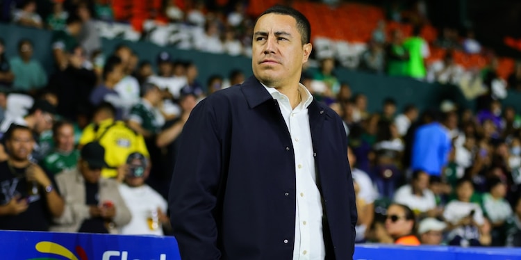 Efraín Juárez en un duelo dirigiendo a Pumas