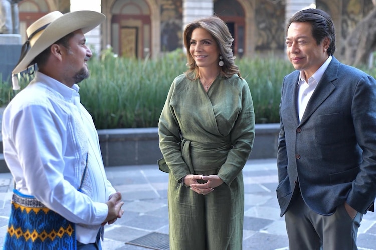 El secretario de Educación, Mario Delgado, y la titular de Lotería Nacional, Olivia Salomón, durante la develación del billete conmemorativo.