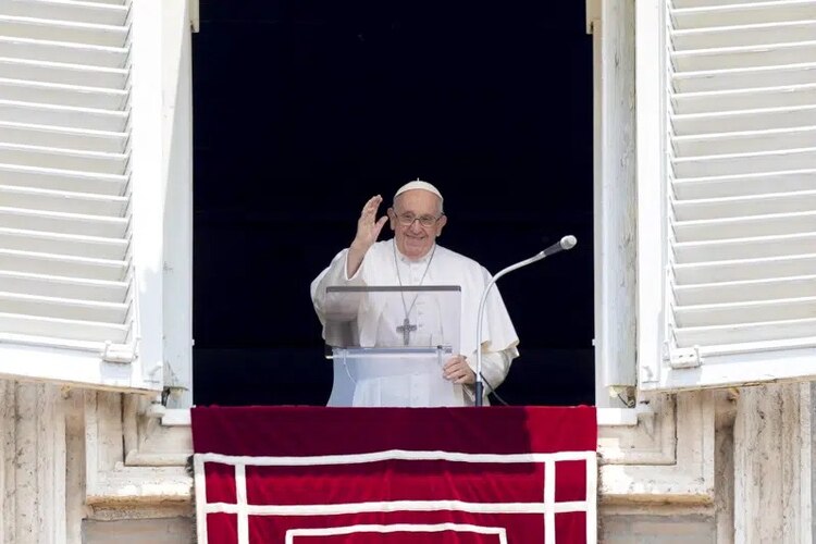 El papa Francisco entrega su bendición mientras recita el Ángelus desde la ventana de su estudio con vista a la Plaza de San Pedro, en el Vaticano, el domingo 18 de junio de 2023.
