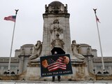 Un manifestante cerca del Capitolio, en el tercer día del segundo juicio político del expresidente de los Estados Unidos, Donald Trump.