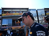 El piloto de Red Bull, Sergio Pérez, de México, camina en el área de boxes después de chocar durante la sesión de calificación de la Fórmula 1 en el Gran Premio de Mónaco