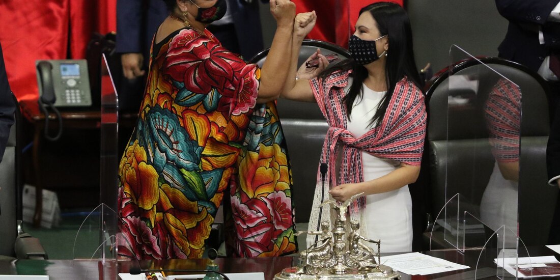 Dulce María Sauri choca el brazo con Laura Angélica Rojas, tras tomar protesta como nueva presidenta de la Cámara de Diputados.