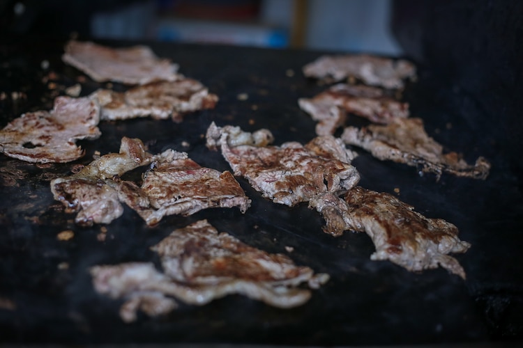 Amigos celebran una carne asada ("churrasco") y sale mal.