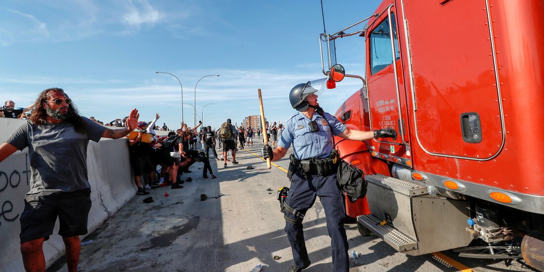 En las imágenes publicadas en redes sociales se puede ver al camión acelerar contra una multitud.