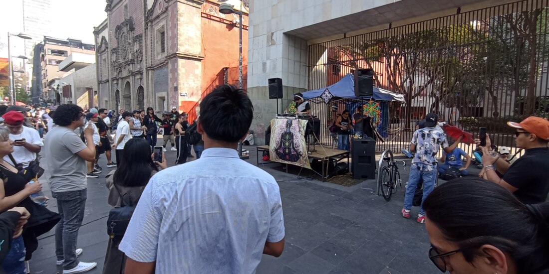 Jóvenes fuman marihuana en un minirave en el Centro.