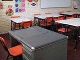 En la imagen, un salón de clases vacío