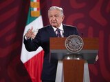 AMLO criticó que estudiantes de secundaria maniobren armas