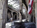 Un hombre pasa por tiendas dañadas por ataques israelíes en Nabatieh, Líbano, ayer.