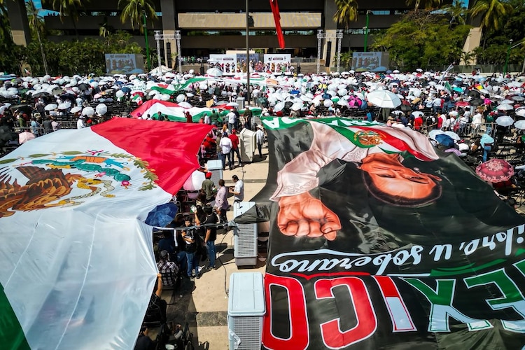 Multitudinario apoyo popular a la presidenta Claudia Sheinbaum durante su mensaje en la Explanada de Palacio de Gobierno de Sinaloa.