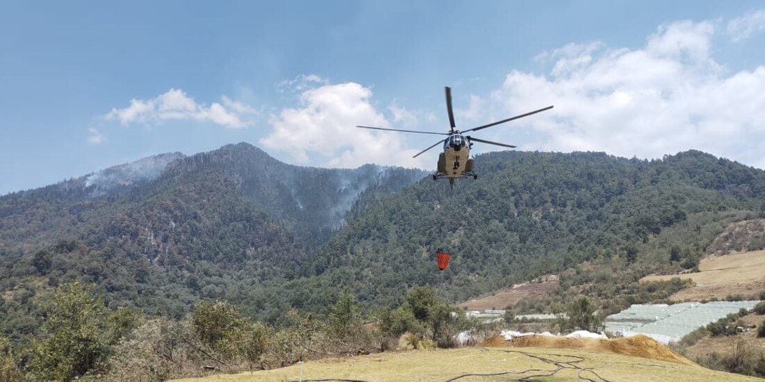 Con un helicóptero, brigadistas combaten el incendio en Villa Guerrero, ayer.