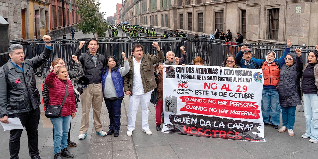 REPRESENTANTES de varias secciones sindicales del IMSS frente a Palacio, ayer