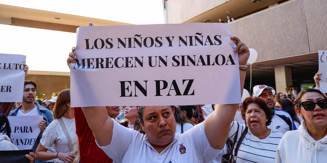 Miles de personas marcharon rumbo a palacio de gobierno de Sinaloa para denunciar la muerte de la familia, el jueves.