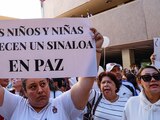Miles de personas marcharon rumbo a palacio de gobierno de Sinaloa para denunciar la muerte de la familia, el jueves.