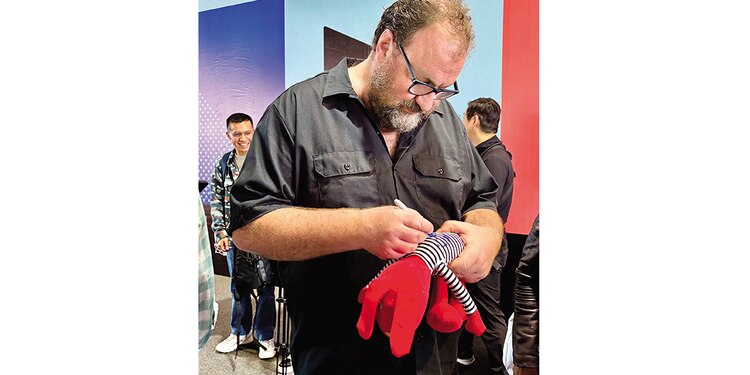 El productor firmó algunos autógrafos en la feria.