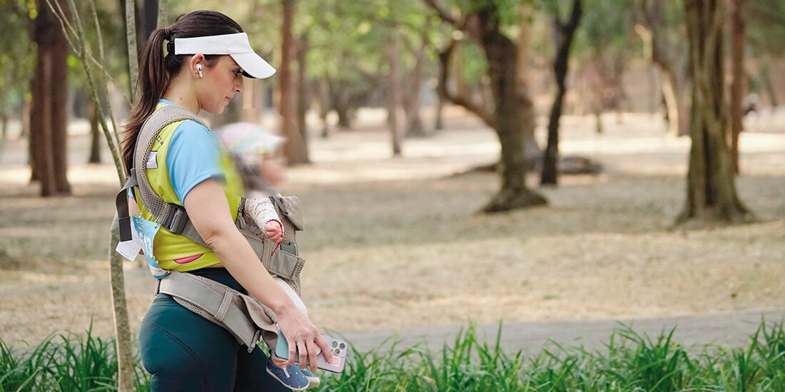 Una mujer carga en su pecho a un bebé, en 2024.