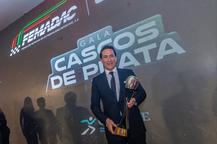 Miguel Granados recibió el Casco de Oro de la Federación Mexicana de Automovilismo.