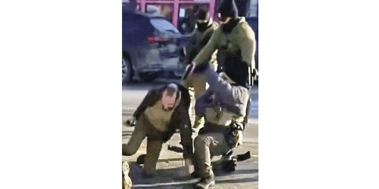 MOMENTO en el que un agente del ICE dispara contra Alex Pretti, el sábado.