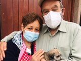 Una pareja de adultos mayores logró adoptar a un perrito luego de que recibieran varias negativas por su edad