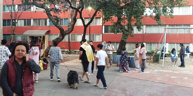 habitantes de la CDMX ayer al desalojar sus hogares ante la alerta sísmica.