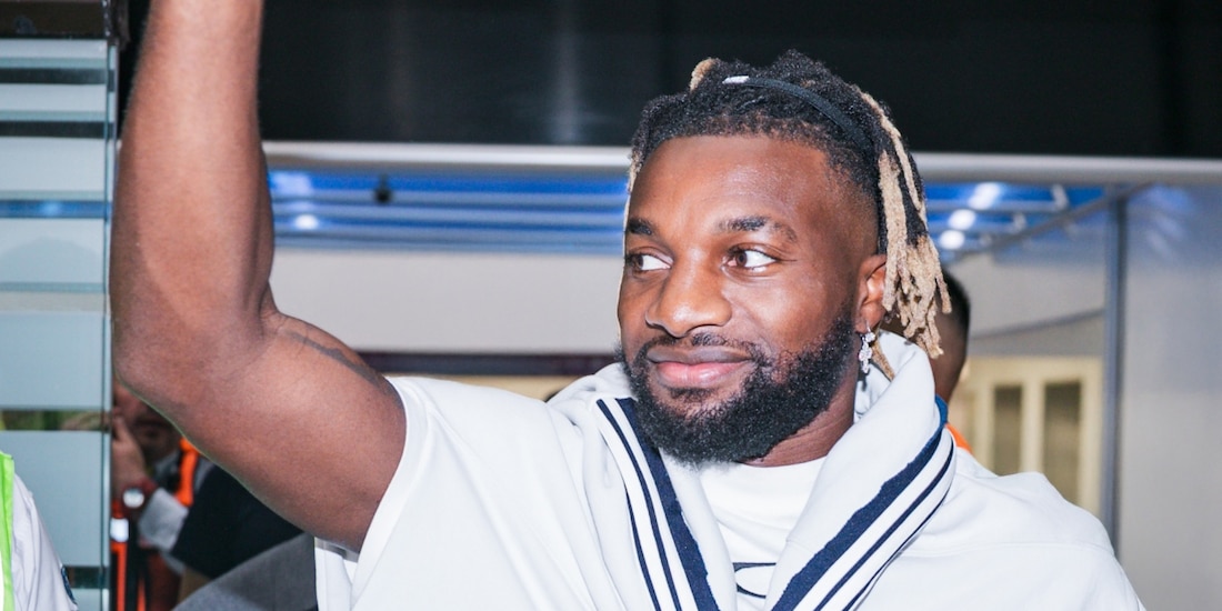 Allan Saint-Maximin saluda a la afición del América en el Aeropuerto Internacional de la Ciudad de México.